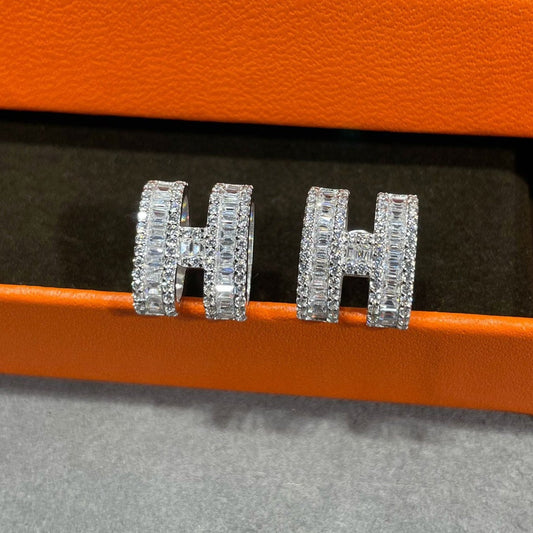 [AuraEcho Jewelry]H STUD EARRINGS WITH SILVER DIAMONDS