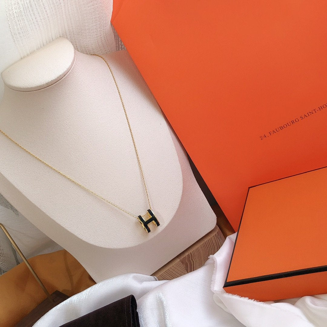 [AuraEcho Jewelry]HM CLIC BLACK ENAMEL GOLD NECKLACE
