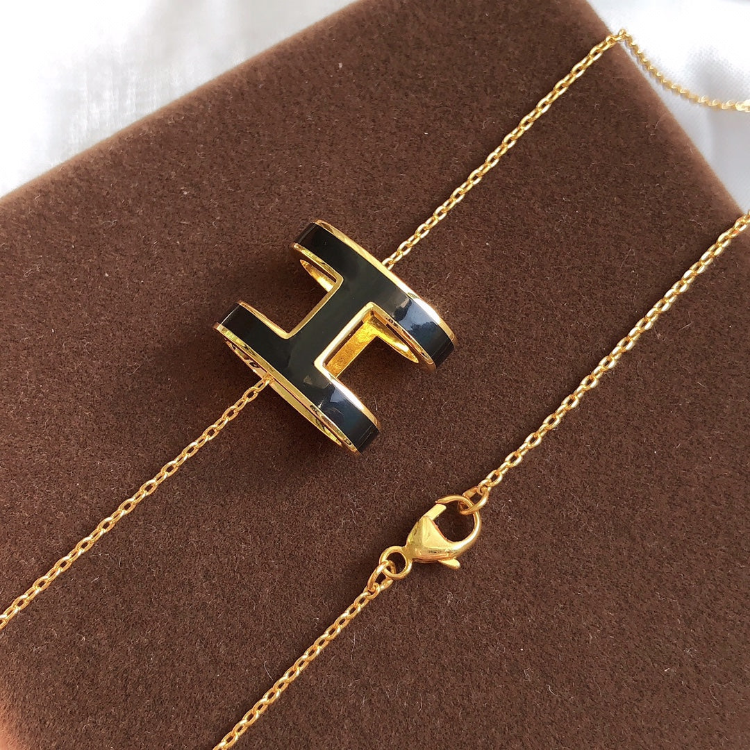 [AuraEcho Jewelry]HM CLIC BLACK ENAMEL GOLD NECKLACE