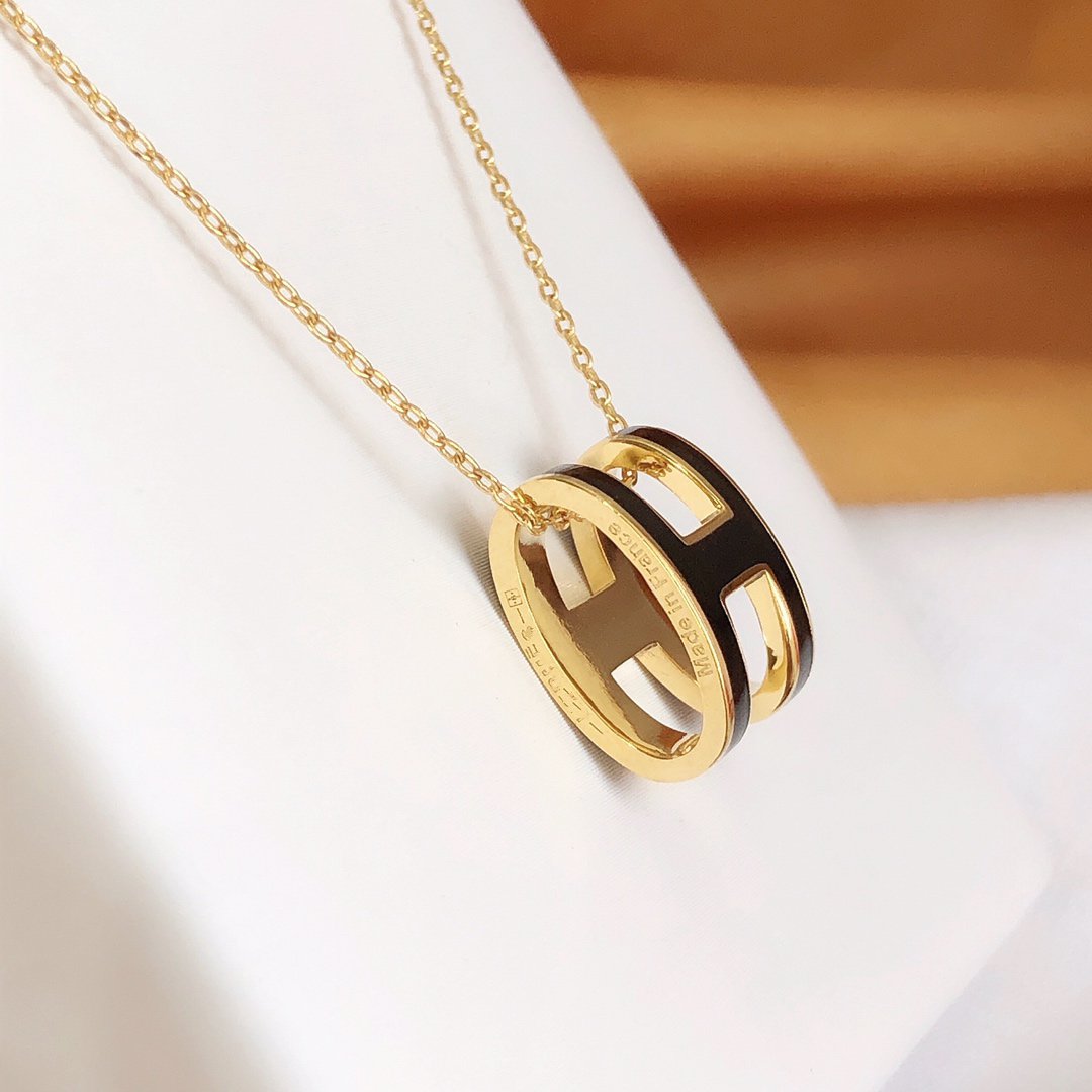 [AuraEcho Jewelry]HM CLIC BLACK ENAMEL GOLD NECKLACE