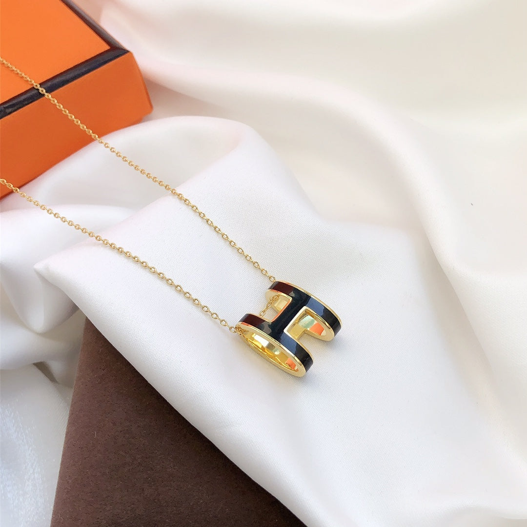 [AuraEcho Jewelry]HM CLIC BLACK ENAMEL GOLD NECKLACE