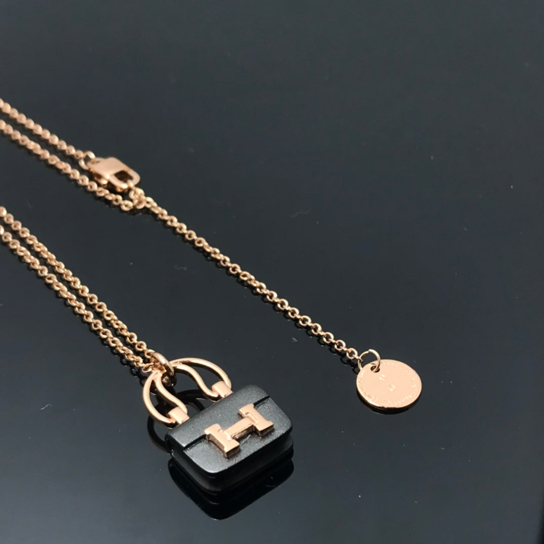[AuraEcho Jewelry]WOMEN'S HM AMULETTES CONSTANCE PENDANT NECKLACE
